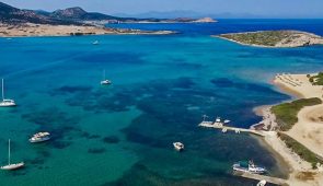 05. Γύρος Αντιπάρου & Δεσποτικό με παραδοσιακό σκάφος (online booking)